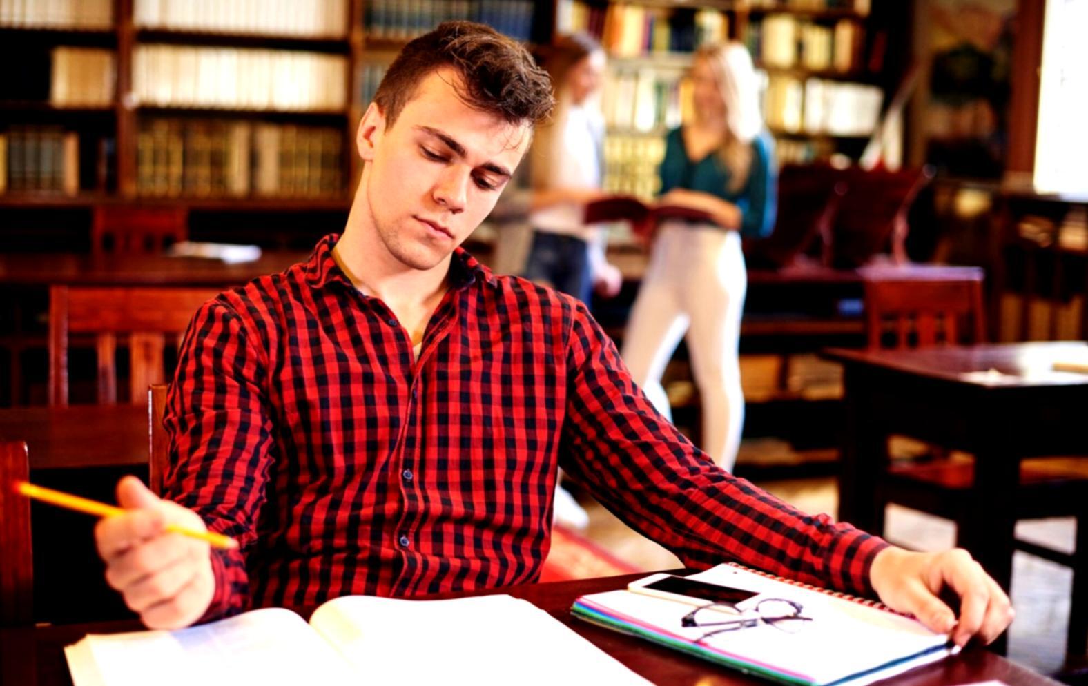 Consultant en finance analysant des données sur plusieurs écrans