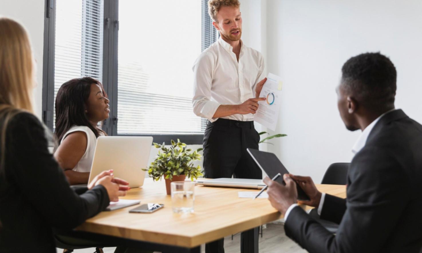 Bureau moderne avec vue sur la ville de Brest, symbolisant notre approche professionnelle des finances d'entreprise